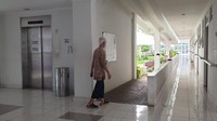 Salah seorang penghuni Rusun Lansia tersebut adalah Dra. Indira Larasati (82 tahun). Menurut pensiunan guru salah satu SMA di Madiun, Jawa Timur tersebut, pembangunan Rusun yang dilaksanakan Kementerian PUPR sangat bermanfaat bagi para Lansia. Selain fasilitasnya lengkap, desain bangunan dan lansekap yang tertata dengan baik juga membuat para Lansia merasa betah tinggal di Rusun tersebut.