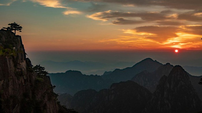 Menikmati Sunrise dari Gunung Huangshan China Keindahan sunrise dari Gunung Huangshan dapat memanjakan mata siapapun yang melihatnya. Nih lihat foto-fotonya.