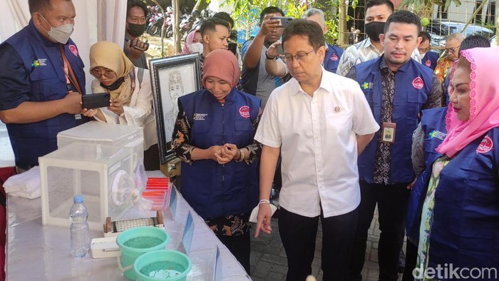 Menteri Kesehatan dan Wali Kota Semarang memulai program membagikan telur nyamuk ber-wolbachia di Kecamatan Tembalang, Kota Semarang, Selasa (30/5/2023).