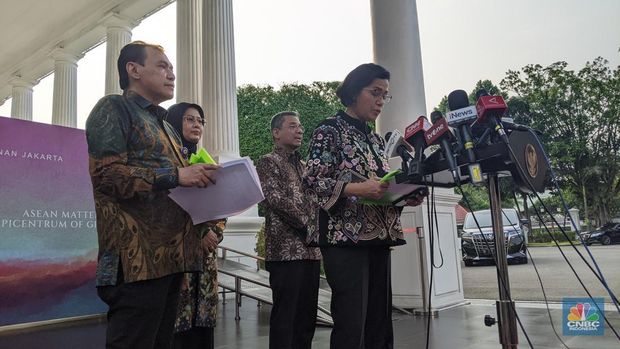 Menteri Keuangan Sri Mulyani Indrawati angkat suara mengenai kenaikan gaji Aparatur Sipil Negara (ASN) pada tahun 2024 mendatang. (CNBC Indonesia/Emir Yanwardhana)
