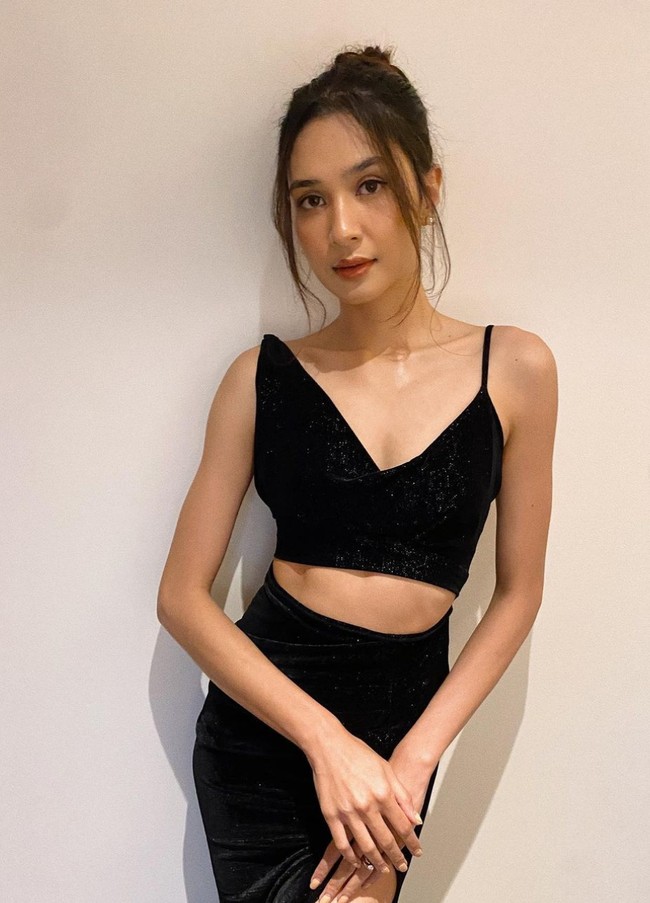 Mikha Tambayong tampil dengan atasan bralette asimetris dan rok panjang hitam berbelahan paha tinggi. Foto: Instagram/@miktambayong