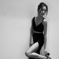 Set busana minimalis yang dikenakan bintang ‘Teluh Darah’ ini merupakan koleksi dari desainer Ansoe. “By insta huz,” tulisnya pada caption foto. Foto: Instagram/@miktambayong