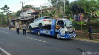 Kendaraan yang terlibat kecelakaan itu diantaranya mobil Patwal dan mobil dinas wakil Bupati Pangandaran Ujang Endin dengan nopol Z 1685 PN. (Foto: Dadang Hermansyah/detikJabar)