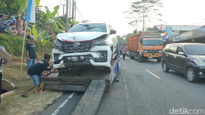 Mobil rombongan Wakil Bupati Pangandaran Ujang Endin Irawan terlibat tabrakan beruntun di Ciamis.