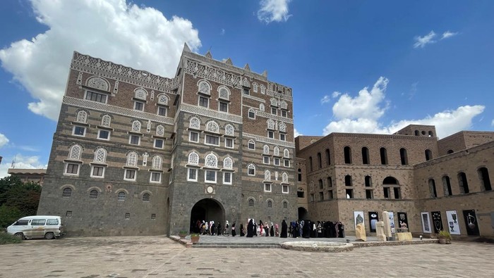Museum Nasional Yaman Dibuka Lagi Setelah Tutup Lebih dari Satu Dekade People tour the National Museum, which reopened partially to the public for two weeks after being closed for over a decade due to political unrest and conflict, in Sanaa, Yemen May 29, 2023. REUTERS/Khaled Abdullah