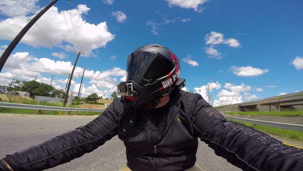 Naik motor sambil bikin konten.