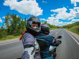 Jangan Sok Jago! Ini Bahaya Naik Motor Sambil Bikin Konten