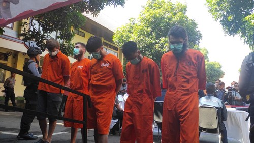 Konferensi pers Ditresnarkoba Polda Bali terkait pengungkapan tujuh orang jaringan narkoba negara Rusia dan Uzbekistan, Selasa (30/5/2023). Lima tersangka dihadirkan saat konferensi pers tersebut.