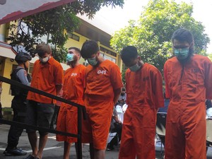 Polisi Bekuk 6 WNA Jaringan Narkoba Rusia-Uzbekistan, Sita 3 Airsoft Gun