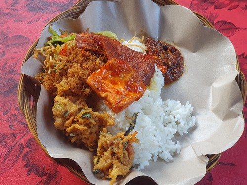 Nasi campur babi di Warung Nasi Men Lotri yang beralamat di Jalan Noja, Kesiman Petilan, Denpasar. (Ronatal Siahaan/detikBali)