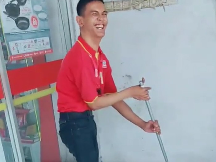 Pegawai disabilitas Alfamart.