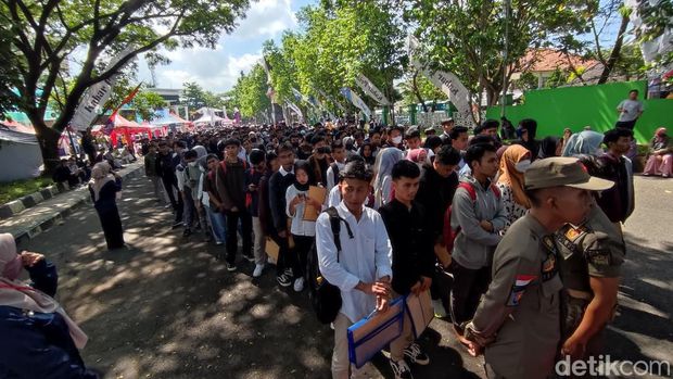 Pelamar kerja sedang antre untuk menyerahkan lamaran