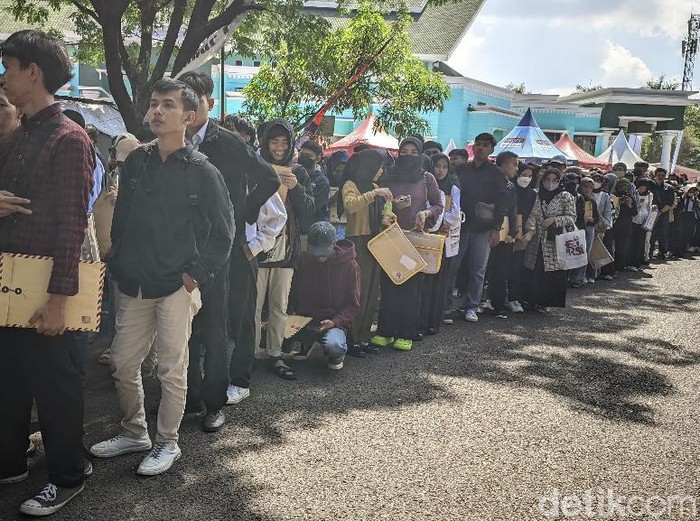 Pelamar kerja sedang antre untuk menyerahkan lamaran