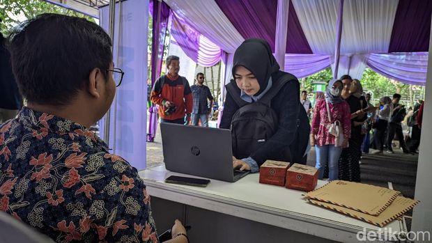 Pelamar kerja sedang antre untuk menyerahkan lamaran