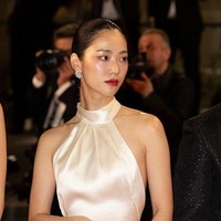 Film yang dibintangi Jeon Yeo Bin, Cobweb juga ditayangkan perdana di Festival Film Cannes. Sang aktris tampil memakai gaun satin yang menyapu lantai dari koleksi Ines de Santo Spring 2021 Bridal Couture Collection. Gaun tersebut memiliki detail payet pada bagian belakangnya. Foto: VCG via Getty Images/VCG