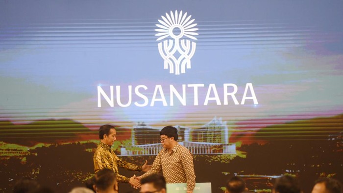 Pemenang logo IKN Nusanatara Presiden Joko Widodo (tengah) berfoto bersama Kepala Otorita Ibu Kota Negara (IKN) Nusantara Bambang Susantono (kedua kiri), pemenang sayembaya logo IKN Nusantara Aulia Akbar (ketiga kiri) dan keempat finalis sayembara di Istana Negara, Jakarta, Selasa (30/5/2023). Logo bertema Pohon Hayat karya Aulia yang berasal dari Bandung itu berhasil meraih voting tertinggi dari lima finalis logo IKN. ANTARA FOTO/Akbar Nugroho Gumay/hp.