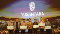Bersama Kepala Otorita Ibu Kota Negara (IKN) Nusantara Bambang Susantono, Jokowi juga sempat berfoto bareng keempat finalis sayembara lainnya.