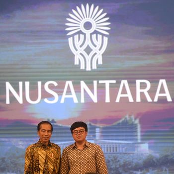 Presiden Joko Widodo (tengah) berfoto bersama Kepala Otorita Ibu Kota Negara (IKN) Nusantara Bambang Susantono (kedua kiri), pemenang sayembaya logo IKN Nusantara Aulia Akbar (ketiga kiri) dan keempat finalis sayembara di Istana Negara, Jakarta, Selasa (30/5/2023). Logo bertema Pohon Hayat karya Aulia yang berasal dari Bandung itu berhasil meraih voting tertinggi dari lima finalis logo IKN. ANTARA FOTO/Akbar Nugroho Gumay/hp.
