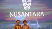 Presiden Joko Widodo (kiri) berfoto bersama pemenang sayembaya logo Ibu Kota Negara (IKN) Nusantara Aulia Akbar (kanan) di Istana Negara, Jakarta, Selasa (30/5/2023).