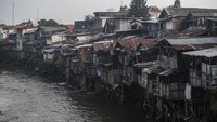 Deretan permukiman penduduk semipermanen di bantaran Sungai Ciliwung, kawasan Kebon Manggis, Jakarta.