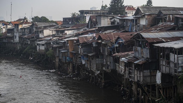 Warga menggunakan perahu menyebrang aliran Sungai Ciliwung di kawasan Bidara Cina, Jakarta, Selasa (30/5/2023). Pemerintah menargetkan normalisasi Sungai Ciliwung yang tersisa 17 kilometer itu selesai pada akhir 2024. ANTARA FOTO/Aprillio Akbar/tom.