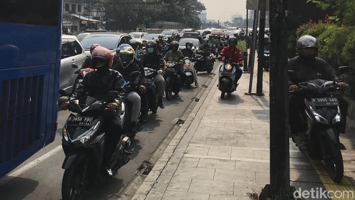 Pemotor nekat naik ke trotoar di Jalan Proklamasi, Jakarta Pusat. (Firda/detikcom)