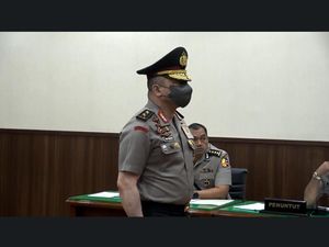 Berseragam Lengkap, Irjen Teddy Minahasa Hadiri Sidang Etik