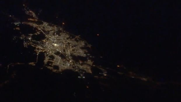 Penampakan kota Mekkah dan Madinah dari luar angkasa. (Twitter/Astro_Alneyadi)