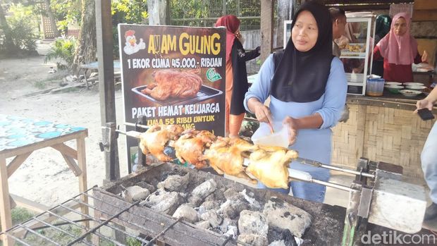 Penjual ayam guling yang dituding menjual ayam tiren di Asahan, Sumut.