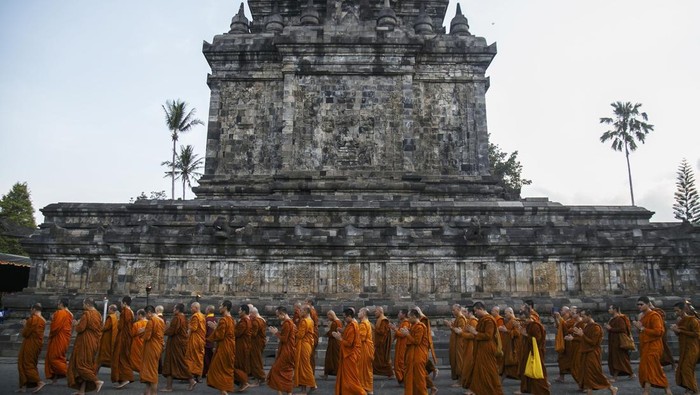 Umat Buddha memperingati Hari Raya Waisak.