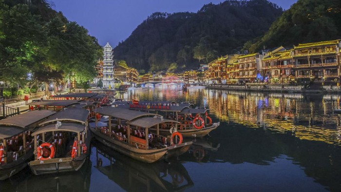 Pesona Fenghuang, Kota Kuno Paling Estetik di China XIANGXI, CHINA - MAY 29: Aerial view of Fenghuang Ancient Town on May 29, 2023 in Xiangxi Tujia and Miao Autonomous Prefecture, Hunan Province of China. (Photo by (Han Jiajun/VCG via Getty Images)