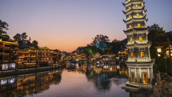 Pesona Fenghuang, Kota Kuno Paling Estetik di China XIANGXI, CHINA - MAY 29: Aerial view of Fenghuang Ancient Town on May 29, 2023 in Xiangxi Tujia and Miao Autonomous Prefecture, Hunan Province of China. (Photo by (Han Jiajun/VCG via Getty Images)