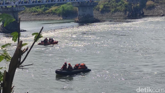 Petugas Basarnas sedang menyisir di Sungai Porong mencari korban