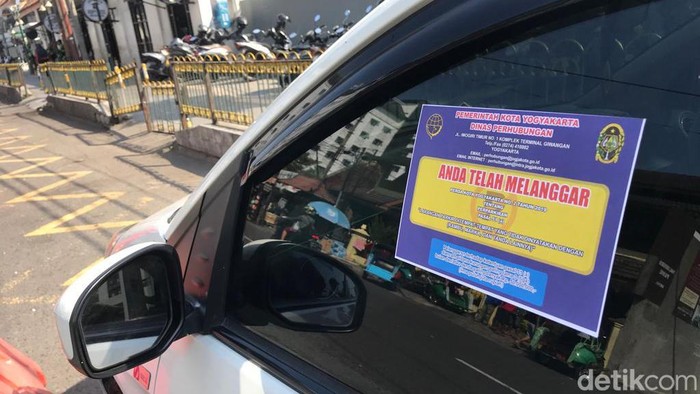 Petugas gabungan melakukan penertiban parkir di Jalan Pasar Kembang, Kota Jogja, Selasa (30/5/2023).