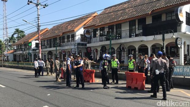 Petugas gabungan melakukan penertiban parkir di Jalan Pasar Kembang, Kota Jogja, Selasa (30/5/2023).