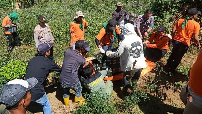 Petugas gabungan saat mengevakuasi jasad mahasiswa Soreang di Sungai Pasir Anggrek, Pangalengan