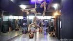 Pole Dance: Meliuk-liuk, Merajut Asa, Menembus Batas