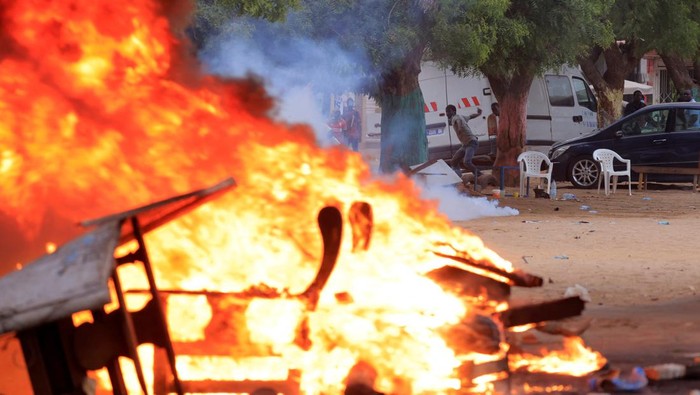 Supporters of Senegalese opposition leader Ousmane Sonko gather beside their barricades during clashes with security forces after they were prevented from  reaching  Sonkos house in Dakar, Senegal May 29, 2023. REUTERS/Zohra Bensemra