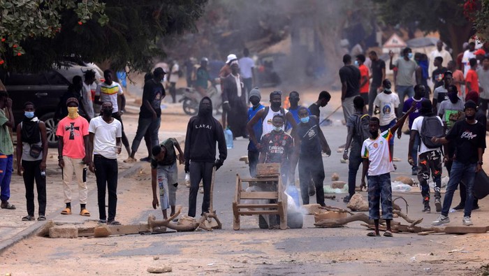 Polisi dan Pendukung Pemimpin Oposisi Senegal Bentrok Supporters of Senegalese opposition leader Ousmane Sonko gather beside their barricades during clashes with security forces after they were prevented from reaching Sonko's house in Dakar, Senegal May 29, 2023. REUTERS/Zohra Bensemra