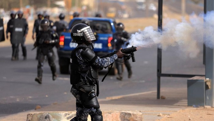 Polisi dan Pendukung Pemimpin Oposisi Senegal Bentrok Supporters of Senegalese opposition leader Ousmane Sonko gather beside their barricades during clashes with security forces after they were prevented from reaching Sonko's house in Dakar, Senegal May 29, 2023. REUTERS/Zohra Bensemra