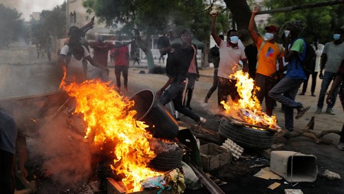 Supporters of Senegalese opposition leader Ousmane Sonko gather beside their barricades during clashes with security forces after they were prevented from  reaching  Sonkos house in Dakar, Senegal May 29, 2023. REUTERS/Zohra Bensemra