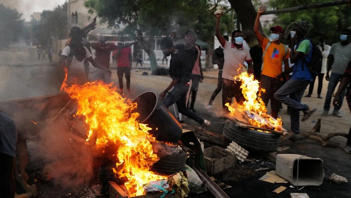 Supporters of Senegalese opposition leader Ousmane Sonko gather beside their barricades during clashes with security forces after they were prevented from  reaching  Sonkos house in Dakar, Senegal May 29, 2023. REUTERS/Zohra Bensemra