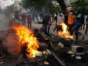 Pilpres Ditunda, Bentrok Pecah di Senegal-3 Tewas