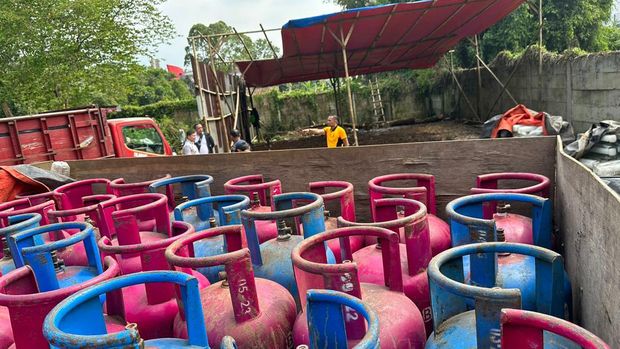 Polisi membongkar tempat pengoplosan gas di Kota Bogor