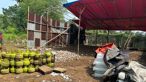 Polisi membongkar tempat pengoplosan gas di Kota Bogor