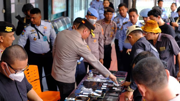 Polisi merazia Lapas Lhoksukon, Aceh Utara. (Foto: Dok Polres Aceh Utara)