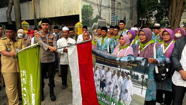 Polsek Setiabudi memberikan pengawalan terhadap rombongan jemaah haji yang akan menuju ke Asrama Haji Pondok Gede, Jakarta Timur