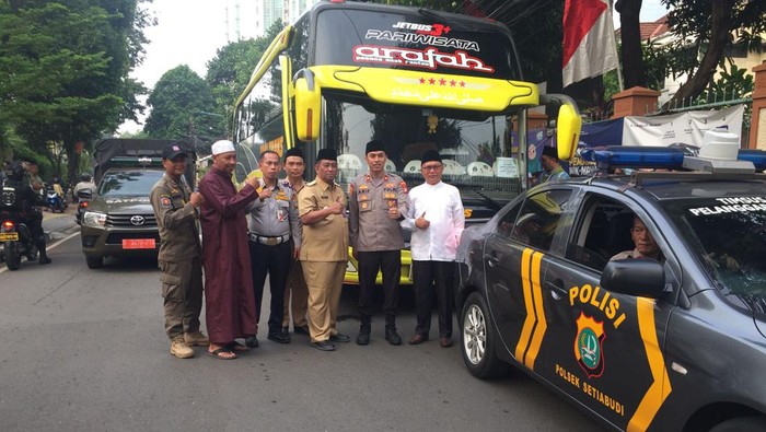 Polsek Setiabudi memberikan pengawalan terhadap rombongan jemaah haji yang akan menuju ke Asrama Haji Pondok Gede, Jakarta Timur