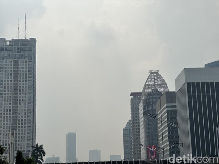 Penampakan awan saat DKI Jakarta amat berpolusi.