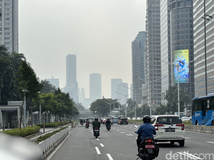 Penampakan awan saat DKI Jakarta amat berpolusi.